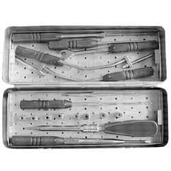 Для работы с передними шейными пластинками