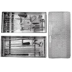 В графитовом контейнере с блокирующими стержнями для большеберцовых костей